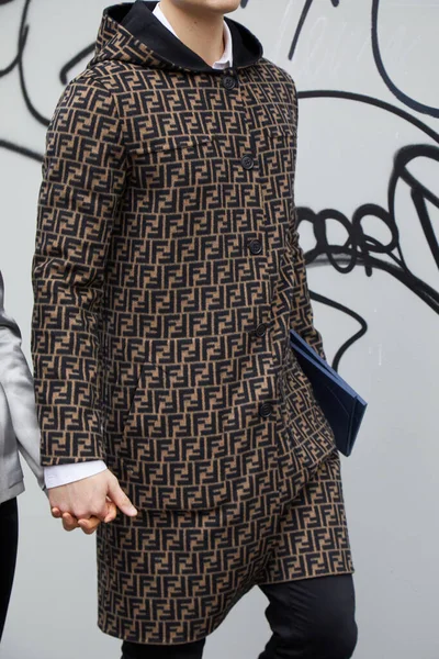 Милан Италия Февраля 2023 Человек Пальто Коричневым Черным Логотипом Fendi — стоковое фото
