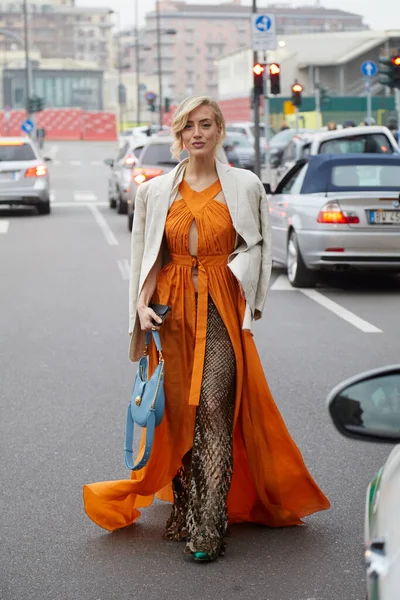 Милан Италия Февраля 2023 Года Женщина Оранжевом Платье Бежевом Пиджаке — стоковое фото