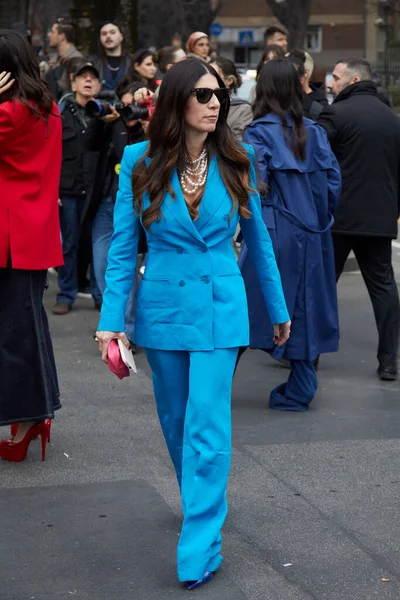意大利 2023年2月22日 阿尔伯塔费雷蒂时装秀前穿着蓝色夹克和裤子的亚历山德拉航空公司 米兰时装周风格 — 图库照片
