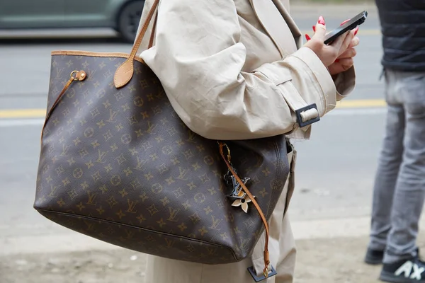 Milan Italy February 2023 Perempuan Dengan Tas Louis Vuitton Berwarna — Stok Foto