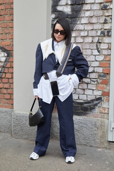 Milan Italy Φεβρουαριου 2023 Γυναίκα Λευκό Πουκάμισο Μπλε Παντελόνι Και — Φωτογραφία Αρχείου