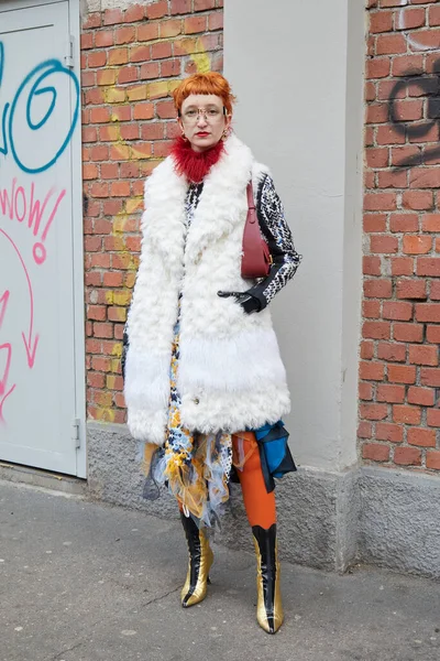 Milán Italia Febrero 2023 Mujer Con Abrigo Piel Blanca Botas —  Fotos de Stock
