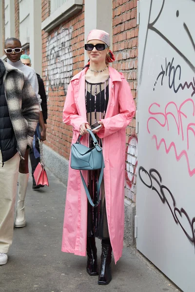 Milan Włochy Luty 2023 Kobieta Różowy Płaszcz Przeciwdeszczowy Chusta Przezroczysta — Zdjęcie stockowe