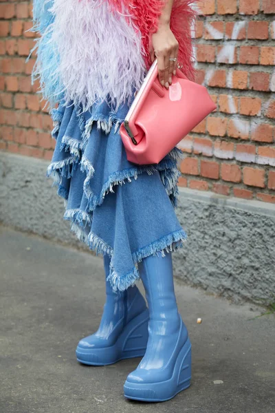 意大利 2023年2月22日 在米兰时装周街头时装秀之前 穿着蓝色芬迪靴子 粉色包和蓝色斜纹棉裙的女人 — 图库照片