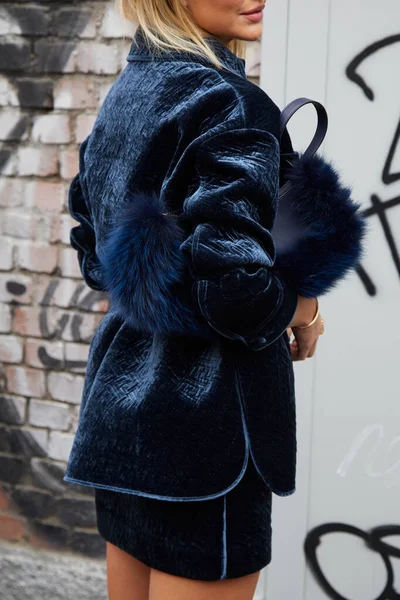Milan Italie Février 2023 Femme Avec Veste Velours Bleu Jupe — Photo