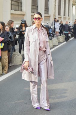 MİLAN, İTALYA 23 Şubat 2023: açık pembe ceketli, pantolonlu ve mor ayakkabılı kadın Genny moda defilesinden önce, Milan Moda Haftası tarzı