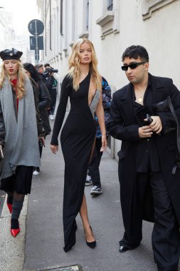 MİLAN, İtalya - 23 Şubat 2023: Frida Aasen Genny moda defilesinden önce, Milan Moda Haftası tarzı