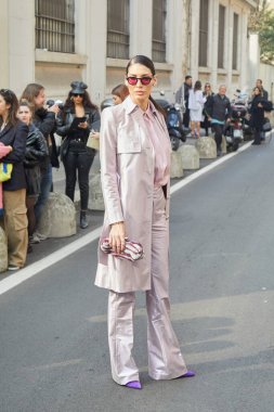 MİLAN, İTALYA 23 Şubat 2023: açık pembe ceketli, pantolonlu ve mor ayakkabılı kadın Genny moda defilesinden önce, Milan Moda Haftası tarzı