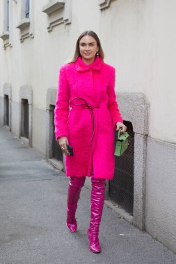 MİLAN, İtalya - 23 Şubat 2023: Nina Suess Genny moda defilesinden önce, Milan Moda Haftası tarzı