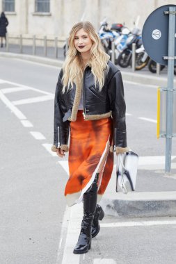 MİLAN, İTALYA 23 Şubat 2023: Prada defilesinden önce Xenia Adonts, Milan Moda Haftası tarzı