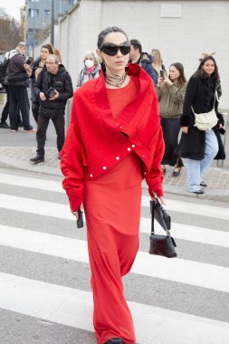 MİLAN, İTALYA 23 Şubat 2023: kırmızı ceketli ve elbiseli kadın Prada defilesinden önce, Milan Moda Haftası tarzı