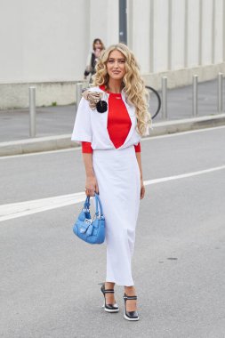 MİLAN, İtalya - 23 Şubat 2023: Beyaz elbiseli ve kırmızı gömlekli Emili Sindlev Prada defilesinden önce, Milan Moda Haftası tarzı