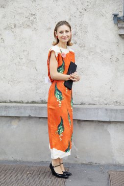 MİLAN, İTALYA 23 Şubat 2023: Prada defilesinden önce Jenny Walton, Milan Moda Haftası tarzı