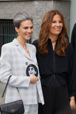 MILAN, ITALY - 23 Şubat 2023: Emporio Armani moda defilesinden önce Roberta Armani, Milan Moda Haftası tarzı