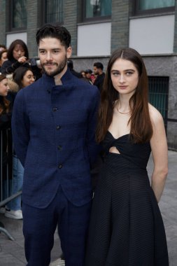 MİLAN, İTALYA 23 Şubat 2023: Raffey Cassidy ve Emporio Armani moda defilesi, Milan Moda Haftası tarzı