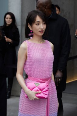 MILAN, İtalya - 23 Şubat 2023: Alice Ko Emporio Armani defilesinden önce, Milan Moda Haftası tarzı