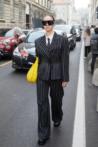 Milão Itália Fevereiro 2023 Mulher Com Jaqueta Pinstripe Calças Antes — Fotografia de Stock