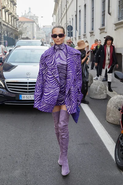ミラノ イタリア 2023年2月23日 Gennyファッションショーの前に紫のドレスとジャケットを持つ女性 ミラノファッションウィークストリートスタイル — ストック写真