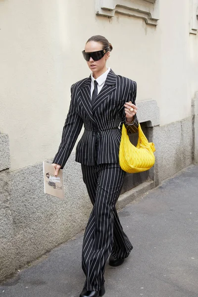 意大利米兰 2023年2月23日 在米兰时装周街头时装秀之前 穿着条纹夹克 裤子和黄色皮包的女人 — 图库照片