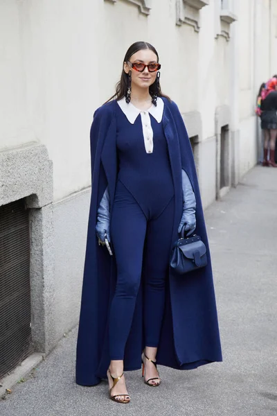Milan Italië Februari 2023 Vrouw Met Blauwe Jas Jumpsuit Voor — Stockfoto