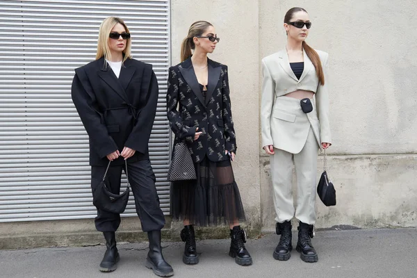 Milan Italië Februari 2023 Vrouwen Met Prada Tassen Voor Prada — Stockfoto