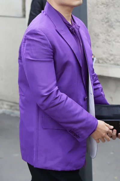 ミラノ イタリア 2023年2月23日 プラダファッションショーの前に紫のジャケットとシャツを着た男 ミラノファッションウィークストリートスタイル — ストック写真