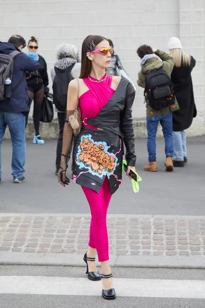 ミラノ イタリア 2023年2月23日 プラダファッションショーの前にピンクのジャンプスーツと落書きデザインの黒い革のスカートを持つ女性 ミラノファッションウィークストリートスタイル — ストック写真