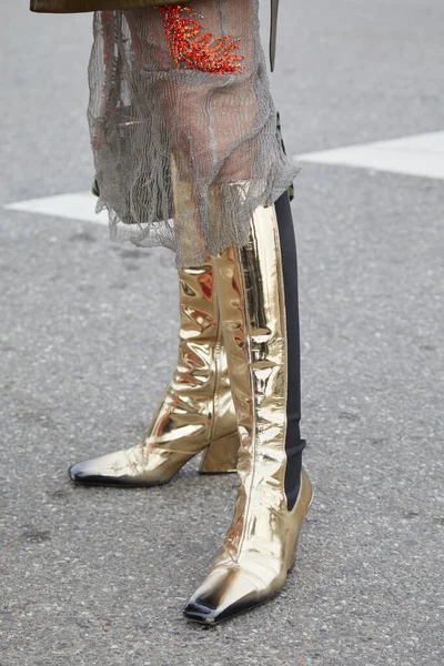 意大利 2023年2月23日 在普拉达时装秀前穿着金黄色金属靴和透明裙子的女人 米兰时装周街道风格 — 图库照片