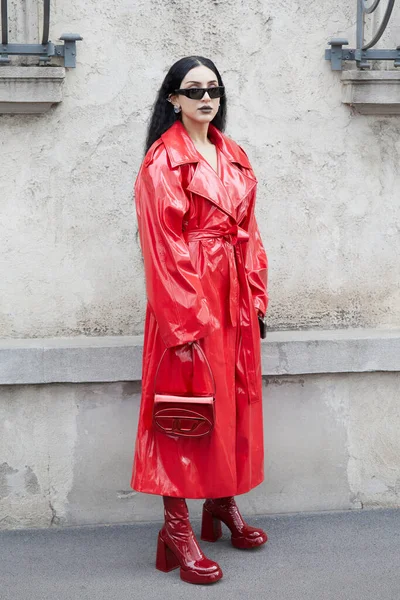 Lan Talya Şubat 2023 Kırmızı Yağmurluk Dizel Çantalı Kadın Prada — Stok fotoğraf