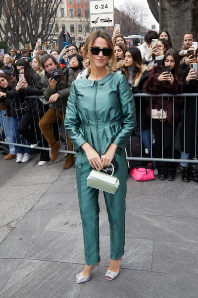 意大利 2023年2月23日 在米兰时装周街头时装秀之前 穿着绿色外套和骑警的客人 — 图库照片