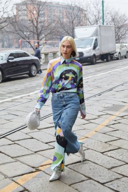 MILAN, İtalya - 24 Şubat 2023: Sportmax defilesinden önce mavi kot etekli ve renkli gömlekli kadın, Milan Moda Haftası tarzı