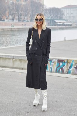 MILAN, İtalya - 24 Şubat 2023: Candela Pelizza Sportmax defilesinden önce, Milan Moda Haftası tarzı