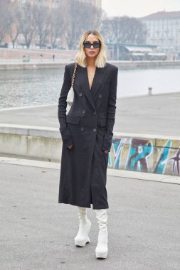 MILAN, İtalya - 24 Şubat 2023: Candela Pelizza Sportmax defilesinden önce, Milan Moda Haftası tarzı