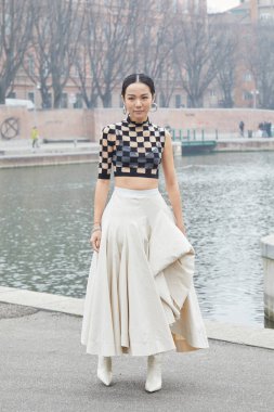 MİLAN, İtalya - 24 Şubat 2023: Sportmax defilesinden önce Yoyo Cao, Milano Moda Haftası tarzı