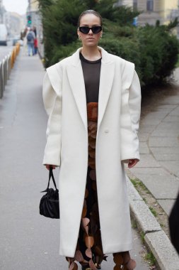 MİLAN, İtalya - 24 Şubat 2023: Lorenzo Serafini moda defilesi, Milan Moda Haftası tarzı filozofi 'den önce beyaz önlüklü ve siyah güneş gözlüklü kadın