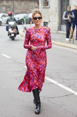 MİLAN, İtalya - 24 Şubat 2023: Veronica Ferraro Lorenzo Serafini 'nin Felsefe Öncesi Moda Şovu, Milan Moda Haftası
