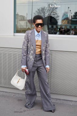 Gucci moda defilesinden önce Tamu McPherson, Milano Moda Haftası tarzı.
