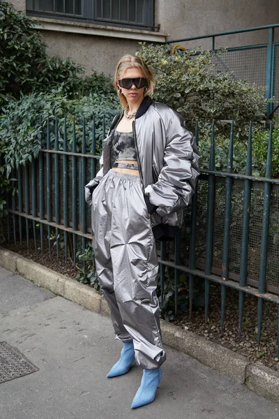 stock image MILAN, ITALY - FEBRUARY 24, 2023: Woman with silver bomber jacket and trousers before Sportmax fashion show, Milan Fashion Week street style