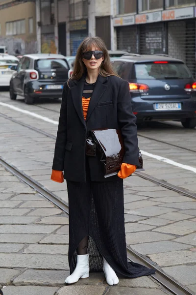Milan Italy February 2023 Perempuan Dengan Jaket Hitam Dan Kemeja — Stok Foto