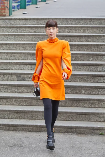 Milán Italia Febrero 2023 Mujer Con Vestido Naranja Medias Negras —  Fotos de Stock
