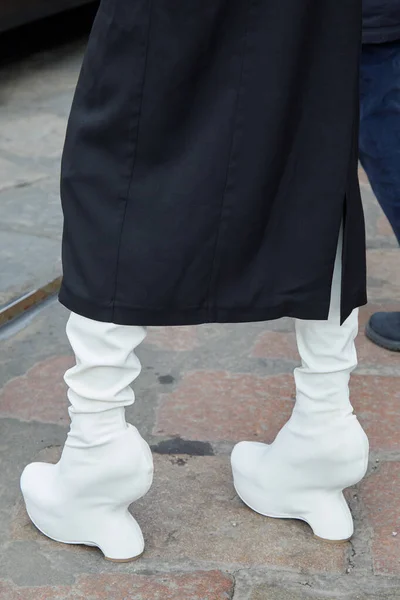 Milan Italië Februari 2023 Vrouw Met Zwarte Jurk Witte Laarzen — Stockfoto