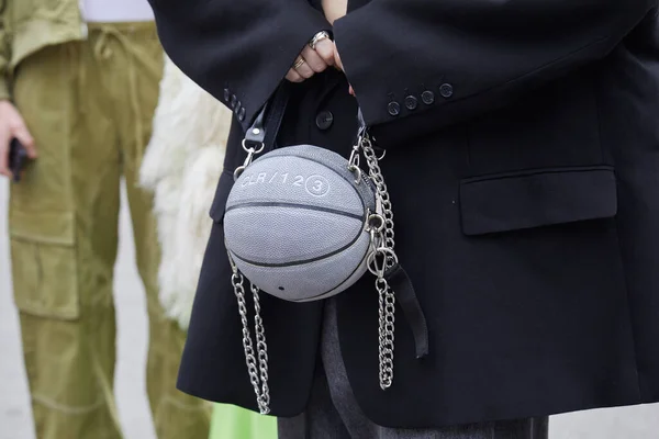 意大利 2023年2月24日 米兰时装周街道风格的Sportmax时装秀前 身穿灰色小篮球包的女性 — 图库照片