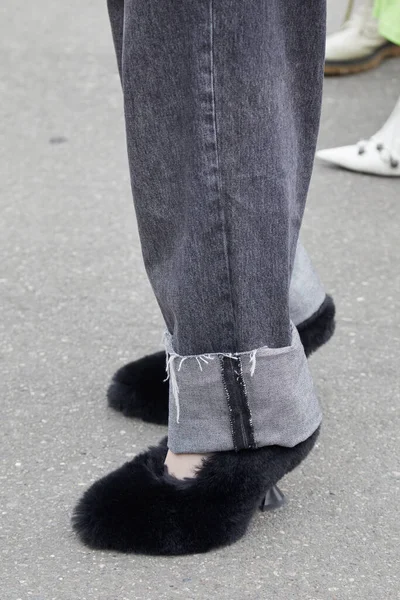 意大利米兰 2023年2月24日 在米兰时装周街头时装秀之前 穿着灰色斜纹棉裤和黑色皮毛高跟鞋的女人 — 图库照片
