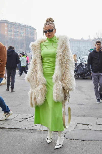 Milan Talya Şubat 2023 Yeşil Elbiseli Bej Kürklü Kadın Sportmax — Stok fotoğraf
