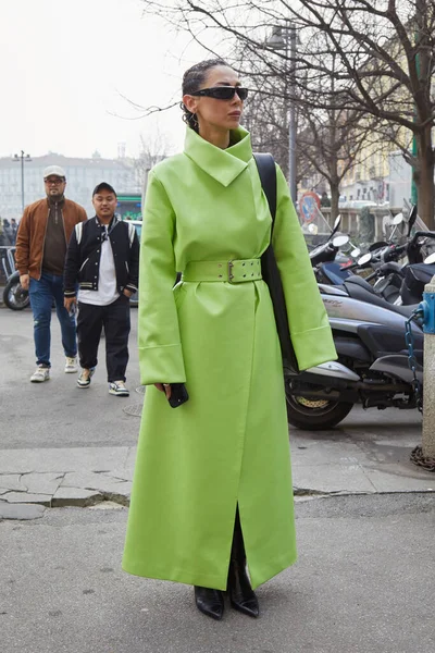 Milán Italia Febrero 2023 Mujer Con Abrigo Verde Gafas Sol —  Fotos de Stock