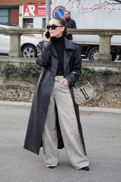 Milan Italy February 2023 Perempuan Dengan Jaket Kulit Hitam Dan — Stok Foto