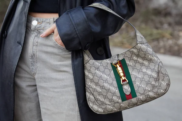Milan Italië Februari 2023 Vrouw Met Balenciaga Gucci Tas Voor — Stockfoto