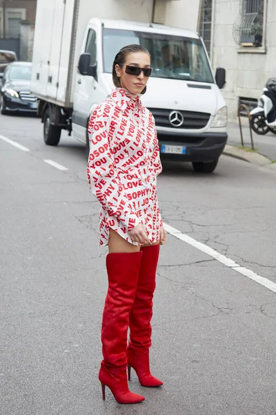 意大利米兰 2023年2月24日 米兰时装周街头风格的洛伦佐 塞拉菲尼时装秀之前 吉妮薇拉 梅维拉穿着红色衣服 脚上有红色的文字和红色的靴子 — 图库照片
