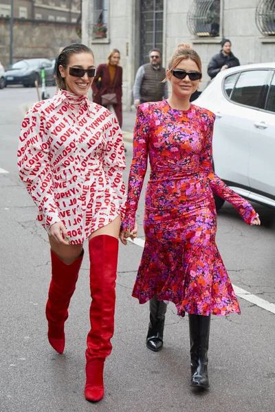 意大利 2023年2月24日 罗伦佐 塞拉菲尼时装秀 米兰时装周街头风格的金妮薇拉 梅维拉和维罗妮卡 费拉罗 前穿着红色长裙 头戴红色靴子 — 图库照片