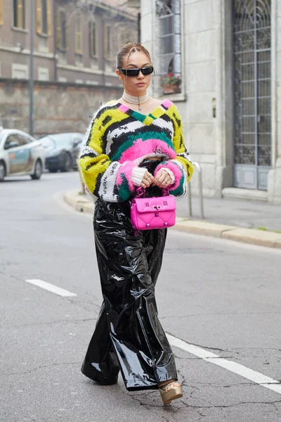 Milão Itália Fevereiro 2023 Mulher Com Blusa Colorida Calças Pretas — Fotografia de Stock